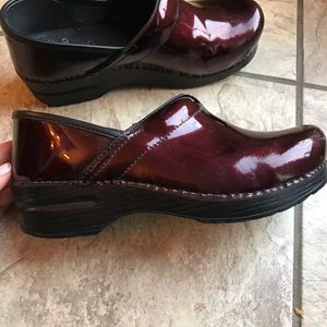 Wine-red Danskos!
